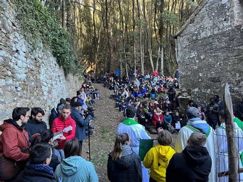 Diocesi Di Grosseto I Giovani Pregano La Via Crucis Al Parco Della