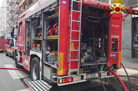 Scoppia Un Incendio In Un Palazzo Di 16 Piani A Milano Un Fumo Denso