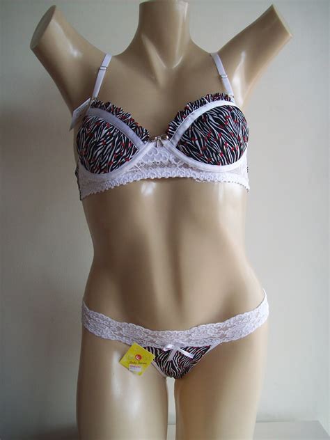 Lua e Sol Moda íntima A lingerie da mulher moderna COD 1047 Conj c bjo sutiã plinsado base