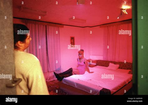 EUROPA S GEHEIME SEX TRADE MÄDCHEN AUF DER AUTOBAHN E55 ZWISCHEN DER GRENZE TEPLICE TSCHECHIEN