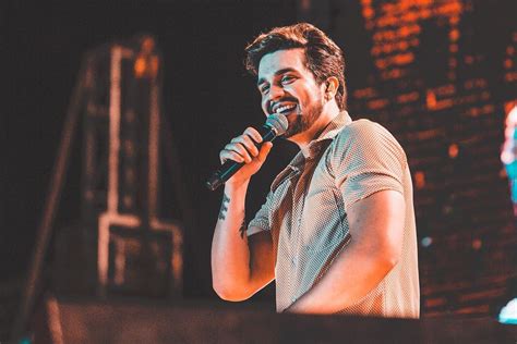 Luan Santana relembra época em que cantava em sala de aula ao comemorar