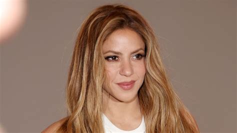 Shakira Screams As Rat Nearly Crawls On Her Head In Behind The Scenes Video Iheart