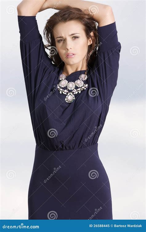 Brunette Sexy Posant Dans La Robe Violette Image Stock Image Du Cheveu Regard