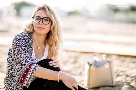 Fille Blonde Sur La Plage De La Plage Sablonneuse Par La Mer Image stock Image du beauté