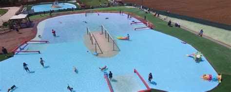 Espagne Premier Parc Aquatique Pour Chiens Près De Barcelone