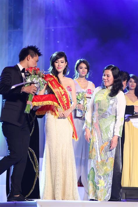 D N Hot Girl B C Nam Thi Nhau O T Gi I Cao Trong Cu C Thi Miss Photo