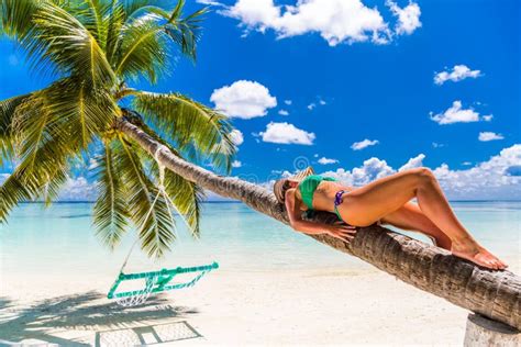 Femme Sexy Dans Le Bikini Sur La Plage Fond De Vacances De Voyage D été En Maldives Image stock