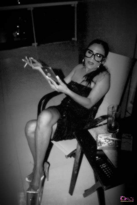 Hot Pelona Squirter Queen Performs In A Sexy Shoot With Shemale Taniaq Photos