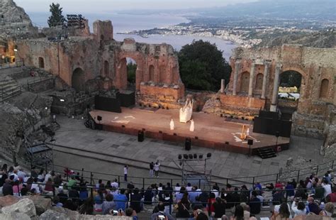 Lalba A Taormina Con Al Passo Coi Templi Marco Savatteri Al Teatro