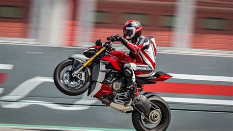 Ducati Streetfighter V2 Naked Bike Eine Nummer Kleiner MOTORRADonline De