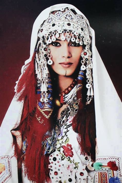 A Berber Woman With Her Traditional Clothes Mujeres Tribales Ropa