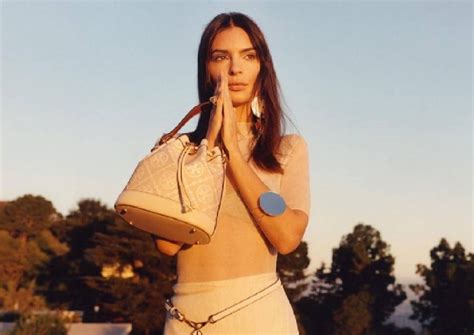 Supermodel Emily Ratajkowski Goes Out Naked Under Coat To Deal With Summer Heat Nestia
