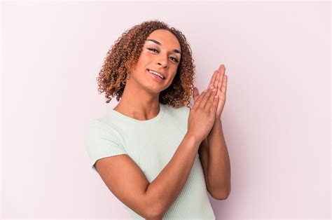 Jovem mulher transexual latina isolada no fundo rosa sentindo se enérgica e confortável