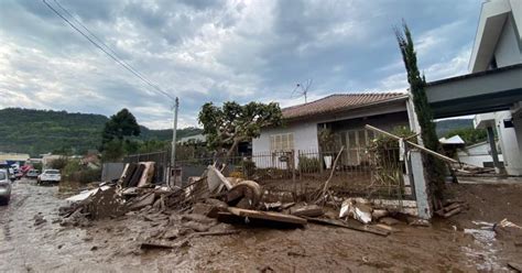 Pendurado Na Janela Idoso Vê Mulher De 83 Anos Se Afogar Em Enchente
