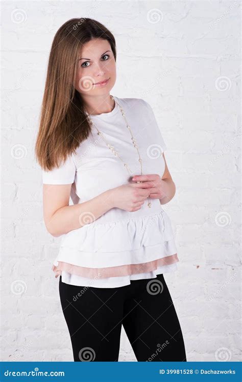 Portrait De Fille Blonde Assez Mignonne De Jeunes Photo stock Image du beauté caucasien