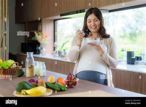 Hermosa Mujer Embarazada Asi Tica Que Come Con Cereales De Lujuria En