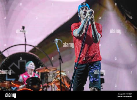 Red Hot Chili Peppers Anthony Kiedis Vocals Chad Smith Drums Live In Buenos Aires