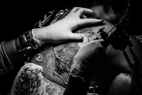 Tattooer Que Muestra El Proceso De Hacer Un Tatuaje Foto De Archivo