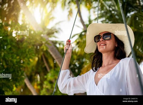 Portrait von lächelnden und attraktive junge Frau am Meer Brunette Mädchen in Strand Kleid am