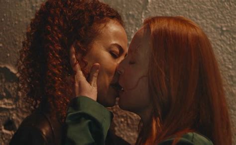 Tawny Cypress Lauren Ambrose Lesbian Scene In Yellowjackets Aznude