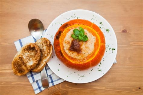 Gefüllter Kürbis mit Fleisch Champignons Paprika und Käse aus dem Ofen