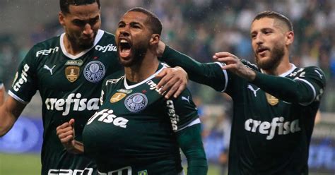 Palmeiras assume a liderança do Brasileirão goleada sobre o Botafogo