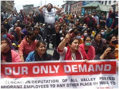 Kashmiri Pandits protest at Delhi's Jantar Mantar for Target Killing ...