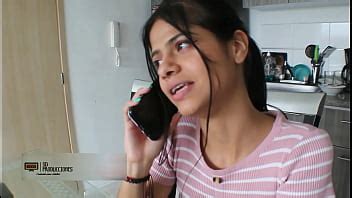 Brunette cachonda le encanta follar a su hermanastro mientras están solos en casa XNXX