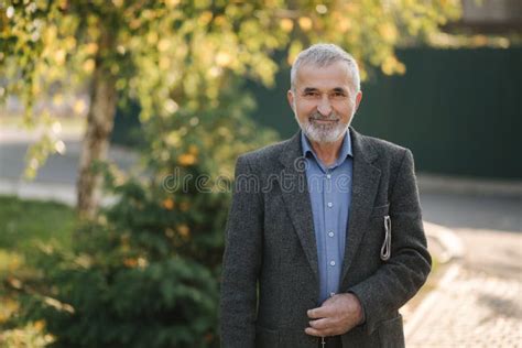 Un Uomo Anziano Di Lusso Cammina Per Il Parco Con Un Giornale A Mani Nude Il Nonno Barbuto La