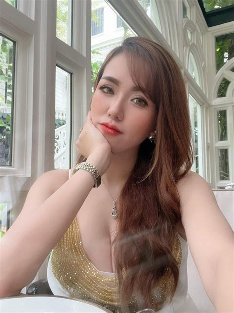 Quay clip khoe hình thể với bikini hot girl siêu vòng một của Vbiz có thực sự nuột nà