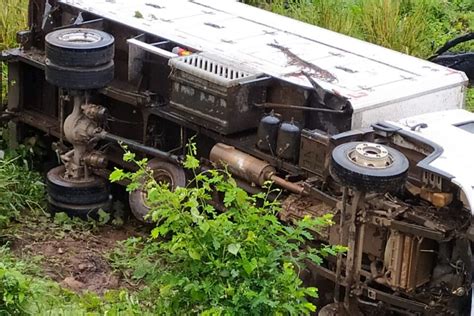 Caminhoneiro Perde Controle E Morre Ao Capotar Na Br Em Urua U