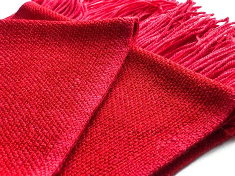 Шарф тканый ярко-красный – купить на Ярмарке Мастеров – LRMXMRU | Шарфы ...