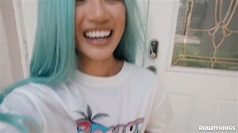 Hot Streamer Girl Showing Her Joystick Handling Skills On A Big Cock