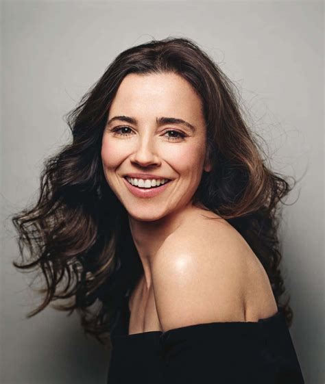 Download Linda Cardellini striking a stylish pose Wallpaper