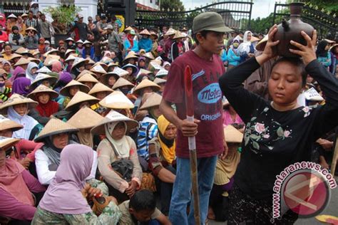 Masyarakat Pati Demo Tolak Pabrik Semen Antara News