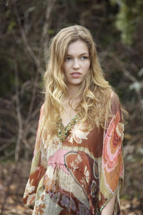 Lili Simmons Photos – Barnorama