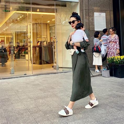 Style chăm con của hot mom Vbiz Số ít nhẹ nhàng kín đáo còn lại đa phần đều tranh thủ khoe