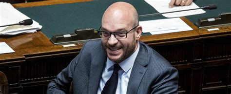 Coppie gay Lorenzo Fontana lei non è in grado di fare il ministro della Famiglia Il Fatto