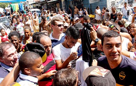 Léo Moura inaugura uma escolinha na Vila Kennedy lugar onde cresceu