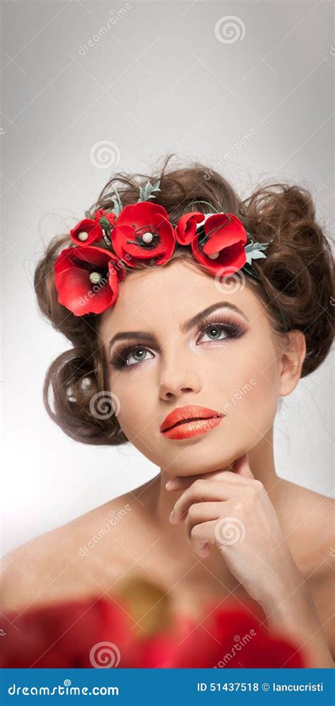 Ritratto Di Bella Ragazza In Studio Con I Fiori Rossi Nei Suoi Capelli E Spalle Nude Giovane