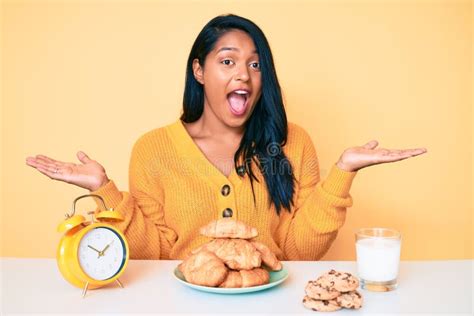 Bella Joven Latina Con El Pelo Largo Sentada En La Mesa Desayunando Celebrando La Victoria Con