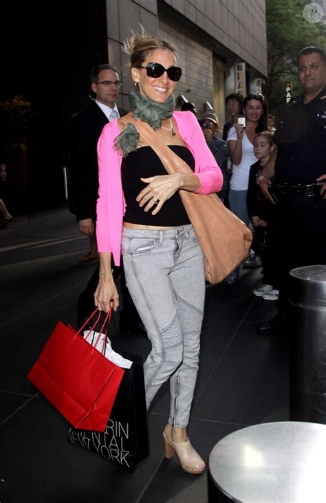Photo Sarah Jessica Parker sortant d une conférence de presse pour Sex and The City 2 à