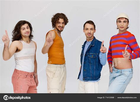 Cuatro Positivo Bien Parecido Gay Los Hombres Vívidos Atuendos Sonriendo Foto de stock