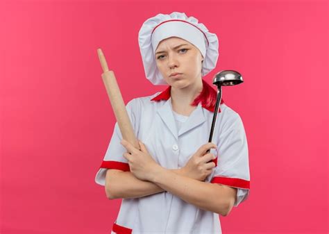 Jeune Femme Blonde Agac E Chef En Uniforme De Chef Croise Les Bras Et Tient Le Rouleau
