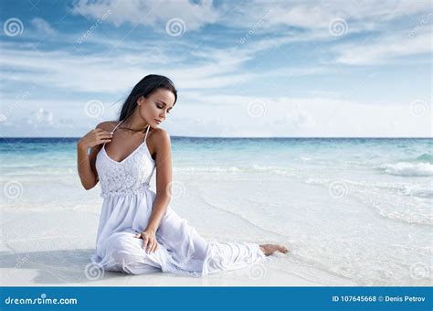 Belle Fille Dans Une Lingerie Blanche Sexy Sur Un Lit Photo stock Image du bâti sensuel