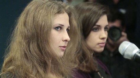 Sotchi les Pussy Riot mettent Obama et Poutine en porte à faux