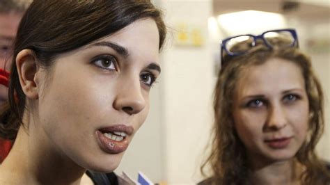 Expulsada De Un Avi N Una Integrante De Pussy Riot Por Un Incidente Al Ir Bebida