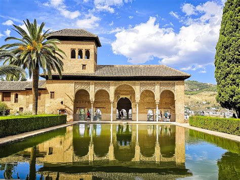 Alhambra Small Group Guided Tour From Seville