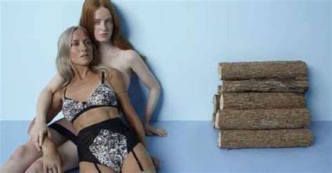 Trange Portrait De Famille M Re Et Fille En Lingerie Sexy Sur Be