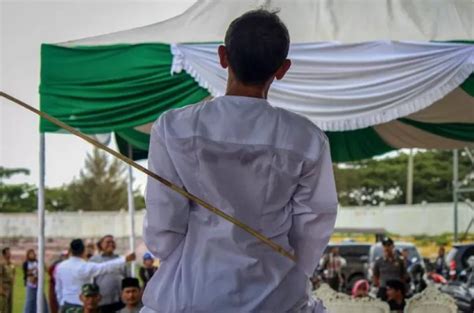 Por sexo gay homens recebem chicotadas em público FOLHAMAX